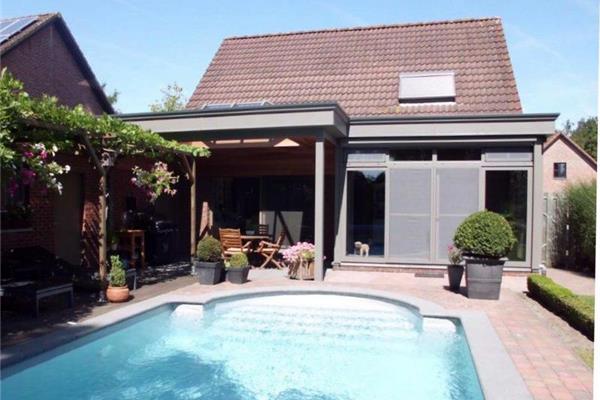 Serre met aanpalende overkapping